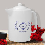 Tetera Periwinkle Elegant Monograma Nombre Wreath Moderno<br><div class="desc">Personalice su cocina con nuestro elegante nombre monogramado y diseño inicial en blanco y azul con una exclusiva línea de laurel y una opción de texto personalizado. Todos los colores de este diseño, incluida la imagen de la corona, pueden cambiarse a cualquier color que elija con la herramienta de diseño...</div>