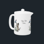 Tetera Personalización Del Gato Y La Mariposa Siameses<br><div class="desc">Un gato siamés lindo jugando con una hermosa mariposa azul rodeada de margaritas blancas personalizadas en tetera. Reemplace el texto de la plantilla o asegúrese de eliminarlo sin texto. Haga clic en el Personalizar para cambiar el tamaño del tipo de letra, el estilo y el color, y para agregar texto....</div>
