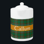Tetera Personalización del tartán nacional irlandés<br><div class="desc">Celebra tu amor por todas las cosas de Irlanda con esta tetera que presenta el patrón irlandés del tartán nacional. Personalizar con el nombre o mensaje de bienvenida en la banda de texto central</div>