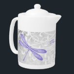 Tetera personalizada de la libélula púrpura<br><div class="desc">Disfrute de su té con una tetera personalizada de la mosca dragonina púrpura. El diseño de la tetera presenta una libélula colorida, una suave parra blanca y frondosa contra un fondo de damasco gris claro con un área para personalizar con tu nombre. Artículos de regalo adicionales disponibles con este diseño...</div>