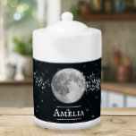 Tetera personalizada lunar<br><div class="desc">Disfrute de su té con una tetera personalizada lunar. El diseño de la tetera incluye una luna llena adornada con estrellas sobre un fondo de cielo nocturno con un área para personalizar con tu nombre. Artículos de regalo adicionales disponibles con este diseño así como una variedad de colores.</div>