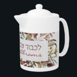 Tetera Personalizado Lichvod Shabbat Chuppah Gift Idea<br><div class="desc">Una hermosa jarra de té para tu familia o para presentarte como regalo. Edite fácilmente el texto "Abrams familiares" con el suyo propio. Las palabras hebreas afirman,  Lichvod Shabbat ve-Yom Tov - En honor de Shabbat y/o Holiday.</div>