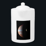 Tetera Planeta gigante del gas Júpiter y luna galileña Io<br><div class="desc">Esta imagen cautivadora, compuesta de datos de naves espaciales, muestra los paisajes contrastantes de Júpiter y su luna volcánica Io. Capturado por New Horizons durante su vuelo de 2007, el gigante planeta del gas Júpiter domina la escena. Su atmósfera giratoria se refleja en una fascinante paleta de infrarrojos, destacando las...</div>