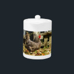 Tetera Pollo blanco y negro<br><div class="desc">Pollo blanco y negro en el gallo de la granja Yard en la granja. Foto de Sandy Closs. "amante de los pollos""pollo colector de pollo "pollo de granja" "pollo decorativo" "pollo colorido" "pollo colector" "animales de granja" "ave de corral" gallina gallina</div>