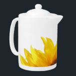 Tetera pote amarillo del té/del café del girasol<br><div class="desc">pétalos amarillos del girasol contra un fondo blanco</div>