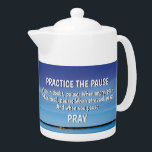 Tetera PRACTICAR LA PAUSA REZAR A LOS cristianos Inspirad<br><div class="desc">¿Qué mejor manera de PRACTICAR LA PAUSA que con una taza de tu bebida caliente favorita? Imagen de fondo es de una escena tranquilizadora de un cielo azul y agua azul aún, con versículo de las Escrituras de 1 Tesalónica 5:17 - Reza sin cesar (es decir, ten tiempo de rezar...</div>