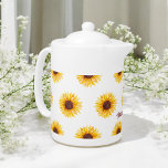 Tetera Primavera de girasol blanco amarillo floral<br><div class="desc">Tetera floral en blanco amarillo con elegante patrón de girasol. Utilizar personalizar esta plantilla para cambiar el texto</div>