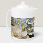 Tetera Regalos de jubilación de Personalizados en flor rú<br><div class="desc">Conviértete en una época pasada de elegancia y encanto intemporal con nuestros diseños florales vintage. Estos exquisitos motivos celebran la belleza de la nostalgia, que recuerda a un jardín floreciente en el que los tonos de antaño se mezclan con el calor de los preciados recuerdos. Al mirar estas delicadas flores...</div>