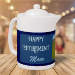 Tetera Regalos de retiro felices personalizados para mamá<br><div class="desc">Dando amor y calor a cada taza, nuestros Felices Regalos de Jubilación Personalizados para la tetera de mamá es la manera perfecta de mostrar su aprecio por todo lo que ha hecho. Con la habilidad de personalizar con tu mensaje más sincero y tu preciada foto, esta tetera no es sólo...</div>