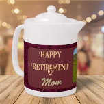 Tetera Regalos de retiro felices y personalizados para Ma<br><div class="desc">Dando amor y calor a cada taza, nuestros Felices Regalos de Jubilación Personalizados para la tetera de mamá es la manera perfecta de mostrar su aprecio por todo lo que ha hecho. Con la habilidad de personalizar con tu mensaje más sincero y tu preciada foto, esta tetera no es sólo...</div>