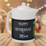 Tetera Regalos de retiro felices y personalizados para ma<br><div class="desc">Dando amor y calor a cada taza, nuestros Felices Regalos de Jubilación Personalizados para la tetera de mamá es la manera perfecta de mostrar su aprecio por todo lo que ha hecho. Con la habilidad de personalizar con tu mensaje más sincero y tu preciada foto, esta tetera no es sólo...</div>