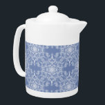 Tetera Resumen del patrón de copo de nieve fractal de Lac<br><div class="desc">Este elegante y encalado patrón de copos de nieve fractal sobre un fondo azul con un delicado y abstracto aspecto moderno se ofrece justo a tiempo para las vacaciones. Este hermoso diseño de copas de nieve es perfecto tanto para la moda de vacaciones como para la decoración de casa, además...</div>