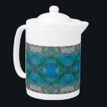Tetera Resumen Patrón azul Kaleidoscope Artístico<br><div class="desc">Disfrute de un relajante té por la mañana o por la tarde con esta impresionante tetera azul verde. Este bonito patrón abstracto presenta colores vivos azules realzados con rosa y verduras que le dan a este producto un toque contemporáneo. Una foto de piedra de gema fue usada como base para...</div>
