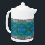 Tetera Resumen Patrón azul Kaleidoscope Artístico<br><div class="desc">Disfrute de un relajante té por la mañana o por la tarde con esta impresionante tetera azul verde. Este bonito patrón abstracto presenta colores vivos azules realzados con rosa y verduras que le dan a este producto un toque contemporáneo. Una foto de piedra de gema fue usada como base para...</div>