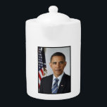 Tetera Retrato de Barack Obama en la Casa Blanca<br><div class="desc">Barack Obama se desempeñó como el 44° Presidente del Primer Retrato de los Estados Unidos. Su historia es la historia de Estados Unidos; valores del corazón, una educación de clase media en una familia fuerte, trabajo duro y educación como el medio de avanzar, y la convicción de que una vida...</div>