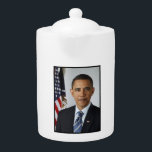 Tetera Retrato de Barack Obama en la Casa Blanca<br><div class="desc">Barack Obama se desempeñó como el 44° Presidente del Primer Retrato de los Estados Unidos. Su historia es la historia de Estados Unidos; valores del corazón, una educación de clase media en una familia fuerte, trabajo duro y educación como el medio de avanzar, y la convicción de que una vida...</div>