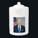 Tetera Retrato de la Casa Blanca del presidente Joe Biden<br><div class="desc">La fotografía captura un momento en el tiempo durante la presidencia Joe Biden, el 46° presidente de los Estados Unidos. La luz del sol fluye a través de una ventana, dando un resplandor cálido a la figura de un Biden de pie con confianza en el centro del marco. Manteniéndose alto...</div>
