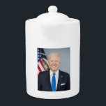 Tetera Retrato de la Casa Blanca del presidente Joe Biden<br><div class="desc">La fotografía captura un momento en el tiempo durante la presidencia Joe Biden, el 46° presidente de los Estados Unidos. La luz del sol fluye a través de una ventana, dando un resplandor cálido a la figura de un Biden de pie con confianza en el centro del marco. Manteniéndose alto...</div>