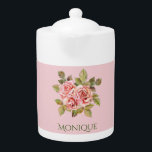 Tetera Roses rosadas de bonito personalizadas<br><div class="desc">La tetera personalizada presenta un ilustracion vintage de rosas rosa bonito,  con un elegante texto de personalizable sobre fondo rosa pastel.</div>