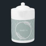 Tetera Sage Green Elegant Damask Teapot<br><div class="desc">Disfrute de su té con una elegante y sabrosa tetera personalizada Damask. El diseño de la tetera presenta un elegante fondo de damasco y un espacio para añadir su nombre adornado con delicados folletos. Artículos de regalo adicionales disponibles con este diseño así como una variedad de colores.</div>
