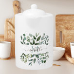 Tetera Saltos de vegetación de eucalipto verde verde mono<br><div class="desc">Presentamos nuestro Monograma Verde Eucalipto Verde Sale de Tetera. Añada a su bebida y bebida un ambiente natural y follaje. Idóneo como regalo para los amantes de la naturaleza y de las plantas.</div>