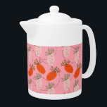 Tetera Strawberries Patrón de Fruta de Doodle Blanco Rosa<br><div class="desc">Patrón de fresas dibujadas a mano con fresa blanca y rosa.</div>