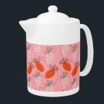 Tetera Strawberries Patrón de Fruta de Doodle Blanco Rosa<br><div class="desc">Patrón de fresas dibujadas a mano con fresa blanca y rosa.</div>