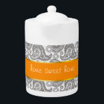 Tetera Tangerine Black Paisley<br><div class="desc">Acentos de naranja tangerino en este paisley blanco y negro - Hemos dejado todas las imágenes usadas en este personalizable de diseño - Puedes jugar con ellos en el contenido de tus corazones- Haz clic en el botón "Personalizar esto" del naranja y resalta la imagen que quieres eliminar, cambiar el...</div>