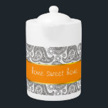 Tetera Tangerine Black Paisley<br><div class="desc">Acentos de naranja tangerino en este paisley blanco y negro - Hemos dejado todas las imágenes usadas en este personalizable de diseño - Puedes jugar con ellos en el contenido de tus corazones- Haz clic en el botón "Personalizar esto" del naranja y resalta la imagen que quieres eliminar, cambiar el...</div>