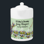 Tetera Tarde Fiesta de té Baby Shower Floral Blue Teapot<br><div class="desc">Hágalo con estilo, un Fiesta de té Baby Shower donde podrás degustar los diferentes sabores del té y celebrar la llegada del bebé. El ilustracion tiene tetera floral azul y tazas de té rodeadas de vegetación y fondo verde. Justo para la celebración del té de la tarde a la sombra...</div>