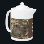 Tetera Té Para Dos Ardillas Terrestres De Cuta Foto Natur<br><div class="desc">¿Listo para el té para dos? Esta tetera muestra una foto de la naturaleza que captura una adorable ardilla de tierra parada y mirando alrededor de su casa del desierto. Sus patas delanteras se sostienen delante de él y su perfil lateral se muestra. La fotografía de la ardilla aparece a...</div>