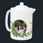 Tetera Té perfecto, Calico Kitten<br><div class="desc">Los amantes de los gatos se deleitarán con esta tetera con un lindo gatito calico acurrucado en una planta de jade. Sus únicos ojos verdes son irresistibles. Se incluye el texto de Té perfecto para ti y yo. El texto se puede personalizar en la plantilla proporcionada. También puedes disfrutar de...</div>