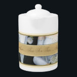 Tetera Té personalizado de novia y del novio para la<br><div class="desc">Una idea dulce del regalo para los pares felices. Esta tetera ofrece un diseño original de novia y del novio vestido en equipos azul claro del boda. Personalice el texto con nombres o todo lo demás que usted desea. ¡Un regalo de boda de encargo con una diferencia… apenas endereza para...</div>