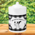 Tetera Vaca de granja de búfalo negro<br><div class="desc">Añada un toque rústico a su cocina con esta tetera de vaca de piel negra. El diseño de Teapot incluye una vaca de granja en una etiqueta elegante y texto personalizado para que usted pueda personalizar con su nombre familiar en un fondo de patrón de gingham. Otros objetos de decoración...</div>