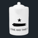Tetera ¡Ven Y Tómalo! Bandera de batalla del estado de Te<br><div class="desc">La Batalla de Gonzales fue el primer compromiso militar de la Revolución de Texas. La bandera Come and Take It ondeada por los texianos antes de la batalla. Se peleó cerca de Gonzales, Texas, el 2 de octubre de 1835, entre los rebeldes colonos de Texia y un destacamento de soldados...</div>