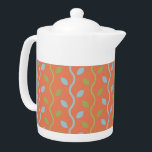 Tetera Vinos retro azul y verde sobre patrón floral Naran<br><div class="desc">Folksy y divertida son las palabras que vienen a la mente cuando se observa esta dulce vina azul y verde retro en un patrón floral de fondo naranja. Oh tan adorable y super lindo también. Este clásico patrón minimalista de vid se traduce a la perfección en elementos de decoración de...</div>