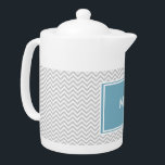 Tetera ZigZag gris simple<br><div class="desc">Se trata de un sencillo pero clásico-patrón zigzag gris con placa monogramada en turquesa - todo personalizable completo.</div>