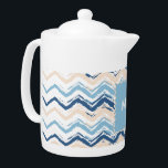 Tetera ZigZag, una grieta en la costa<br><div class="desc">Colores luminosos y alegres de 2013 en el diseño de la Chevron Scribble ZigZag a orillas del mar - personalizado creado para los colores de moda de 2013 - Azul oscuro,  marrón y azul monegasco</div>