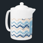 Tetera ZigZag, una grieta en la costa<br><div class="desc">Colores luminosos y alegres de 2013 en el diseño de la Chevron Scribble ZigZag a orillas del mar - personalizado creado para los colores de moda de 2013 - Azul oscuro,  marrón y azul monegasco</div>