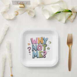 Texto en un plato de papel blanco dice "¿POR QUÉ N