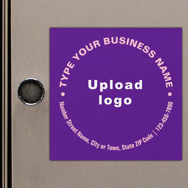 Textos circulares de negocios sobre tarjeta magnét (Build brand name awareness. Circular pattern texts of business brand on purple magnetic card.)