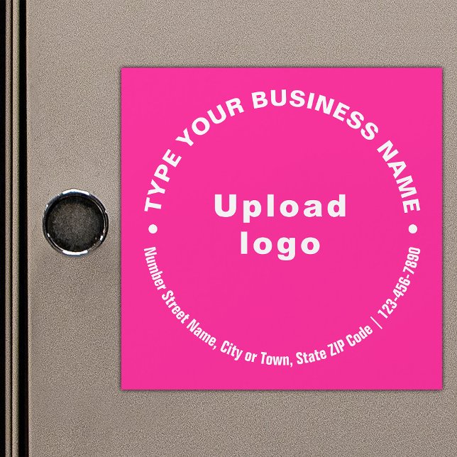 Textos circulares de negocios sobre tarjeta magnét (Build brand name awareness. Circular pattern texts of business brand on pink magnetic card.)