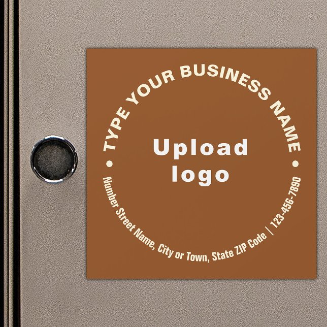 Textos circulares de negocios sobre tarjeta magnét (Build brand name awareness. Circular pattern texts of business brand on brown magnetic card.)