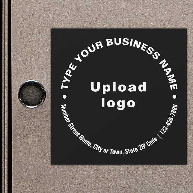 Textos circulares de negocios sobre tarjeta magnét (Build brand name awareness. Circular pattern texts of business brand on black magnetic card.)