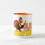 Thanksgivukkah Turquía engulle la taza de Tov<br><div class="desc">¡Celebre Thanksgivukkah 2013 con esta obra clásica engullen la taza de café de Tov! Ofreciendo un diseño de un pavo divertido del dibujo animado que lleva un yamaka, una estrella del collar de David, y encendiendo la vela del menorah en acción de gracias. ¡Una acción de gracias de Jánuca no...</div>