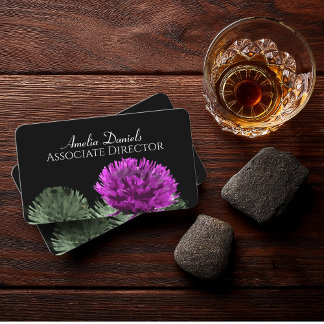 Thistle púrpura en tarjeta de visita negra