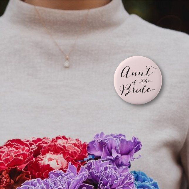 Tía del botón del partido de novias Boda de novia ('Aunt of the Bride' Classic Script Chic Wedding Bridal Party Pinback Button @ fatfatin_blue_knot)
