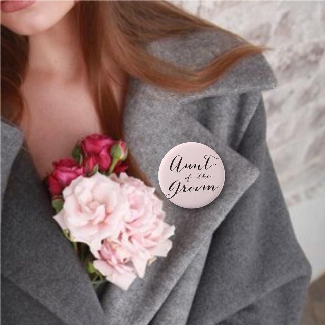 Tía del novio que casa el botón nupcial del fiesta (Aunt of the Groom Classic Script Calligraphy Wedding Bridal Party Pin Button @ fatfatin_blue_knot)
