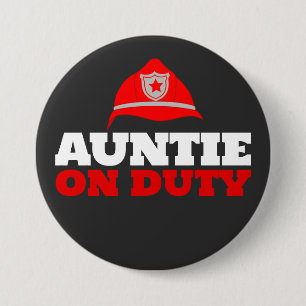 Tía en el botón Fiesta del bombero de servicio