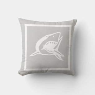 tiburón blanco en almohada gris